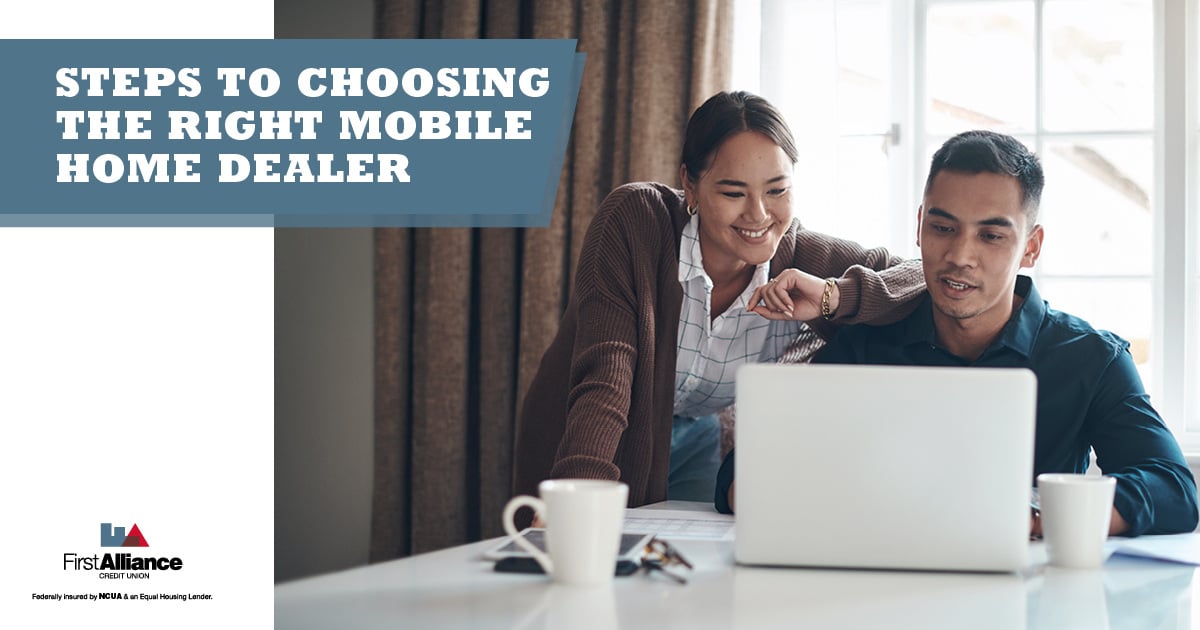 couple looking at computer, steps for choosing mobile home dealer