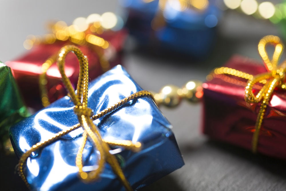 how to save money on holiday shopping | tips to stay on budget when giving gifts | first alliance credit union mn