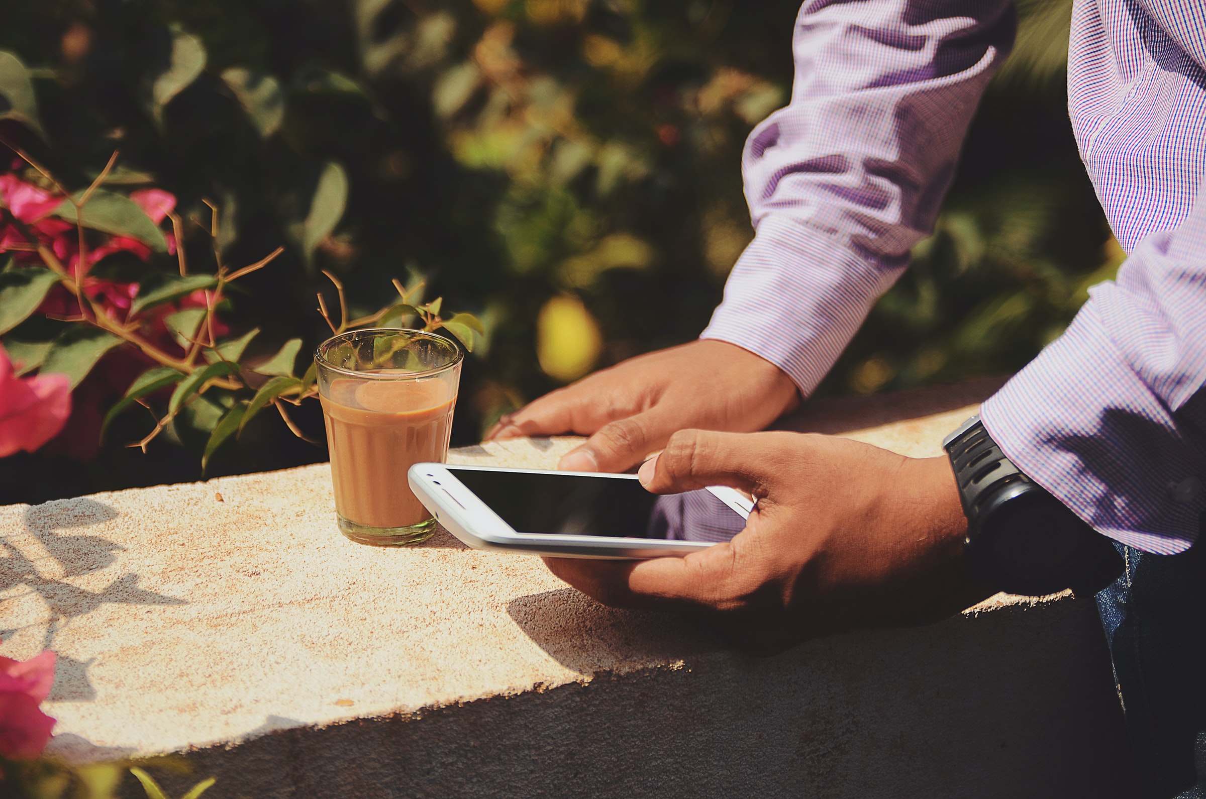 man budgeting on his cell phone