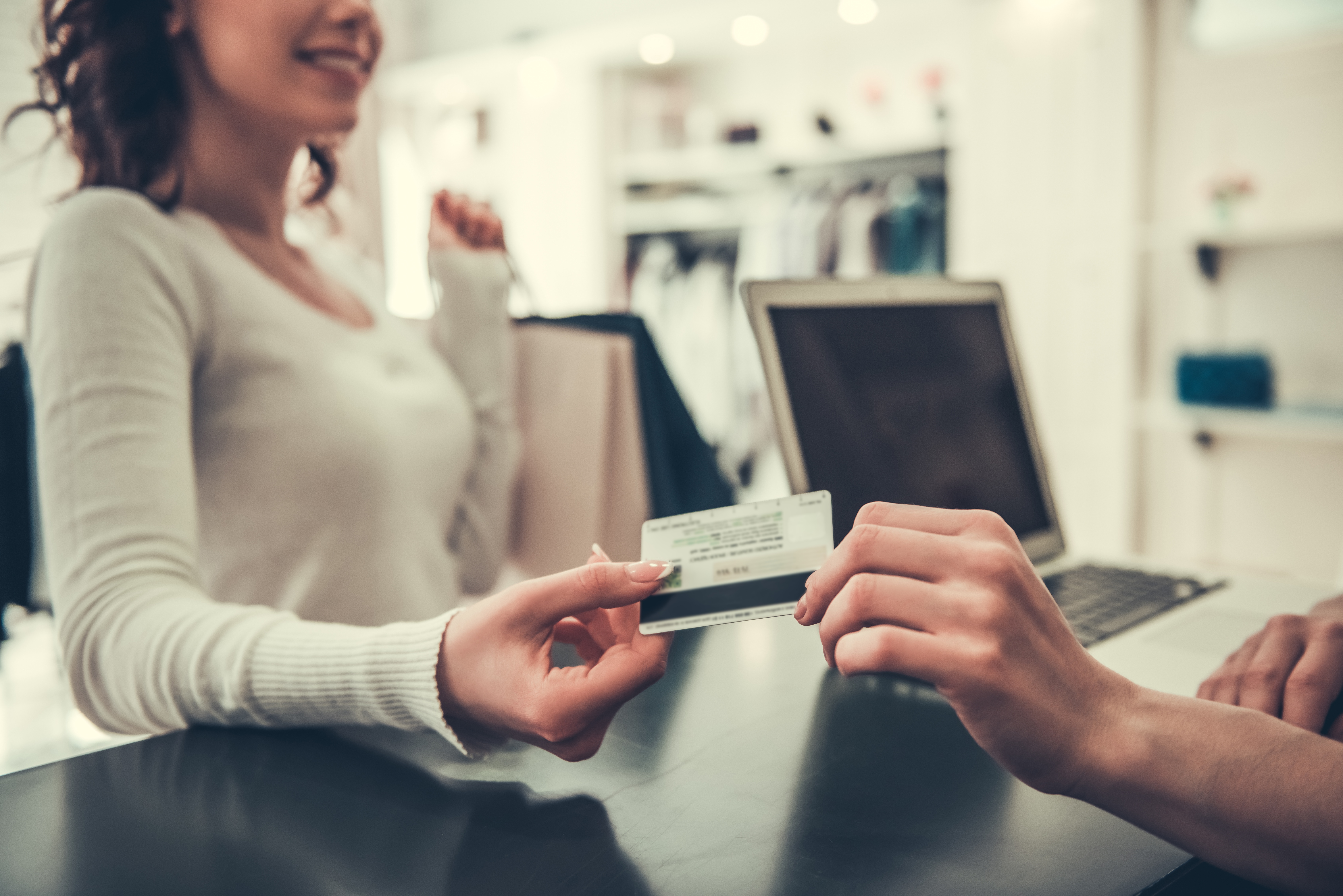 The Difference Between a Debit Card and a Credit Card